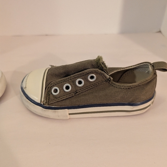 Old Navy Toddler Boy Green Canvas Slip-On Sneakers in Size 8 - Picture 5 of 11
